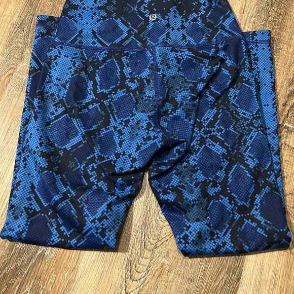 Lululemon size 6 tights - shinier material- higher waist- good for tummy - Picture 3 of 4